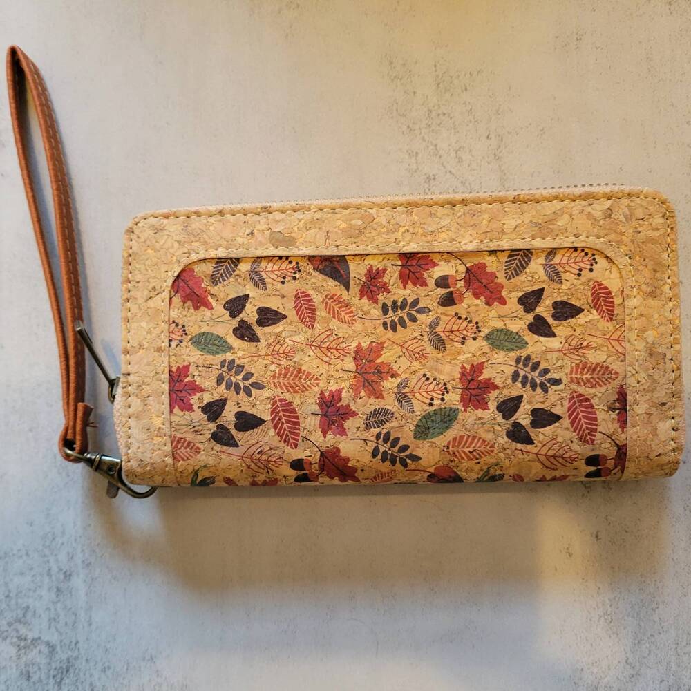 NEW KALEIDOSCOPE ACCESSORIES women's botanical leaves cork wristlet wallet in be
